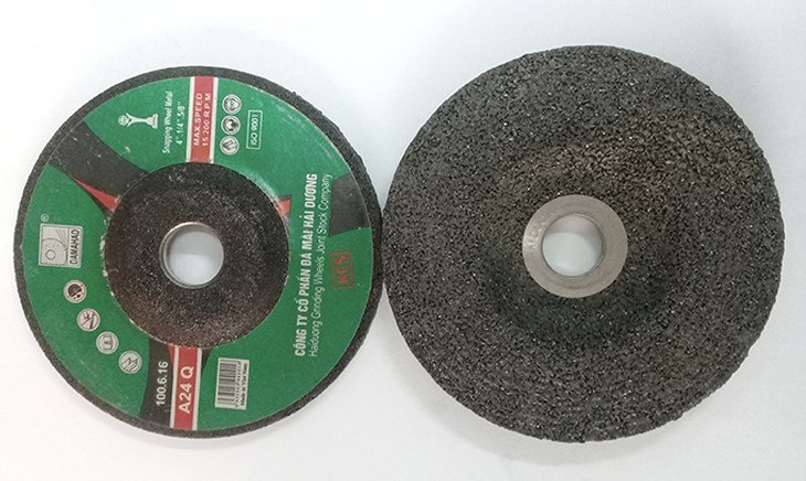 Tháo đĩa mài của máy mài góc ra và lắp đế nhám vào