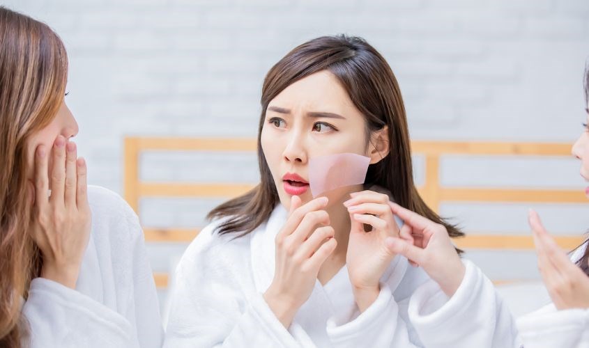 Da dầu, da nhờn nên rửa mặt bằng nước muối Da dầu, da nhờn nên rửa mặt bằng nước muối