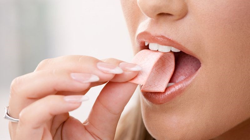 Nhai kẹo cao su giúp loại bỏ vụn thức ăn gây đắng miệng
