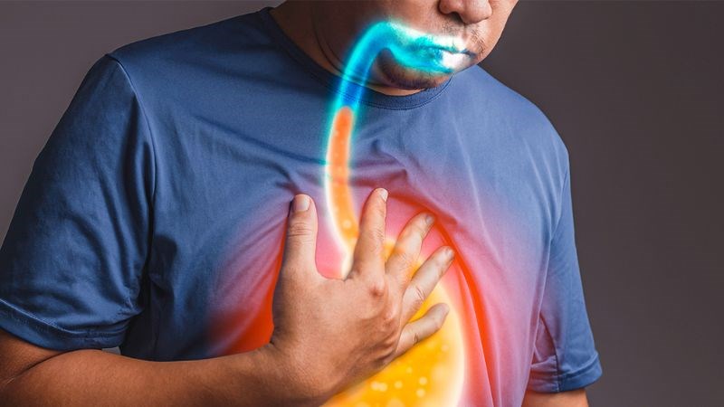 Acid dạ dày bị trào ngược lên cổ họng gây ra đắng miệng