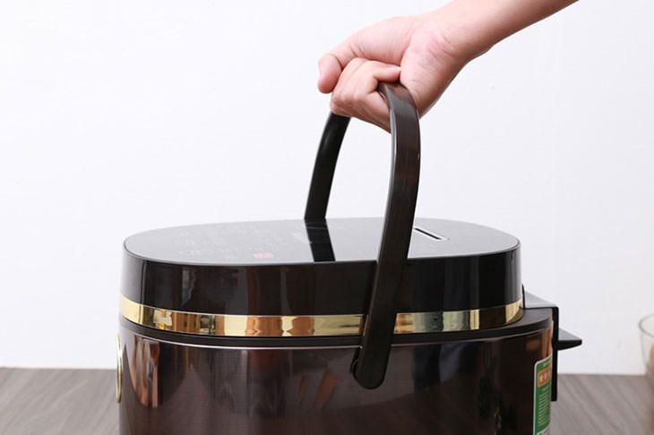 Nồi được trang bị quai xách tiện lợi giúp dễ dàng di chuyển đến nhiều vị trí mong muốn