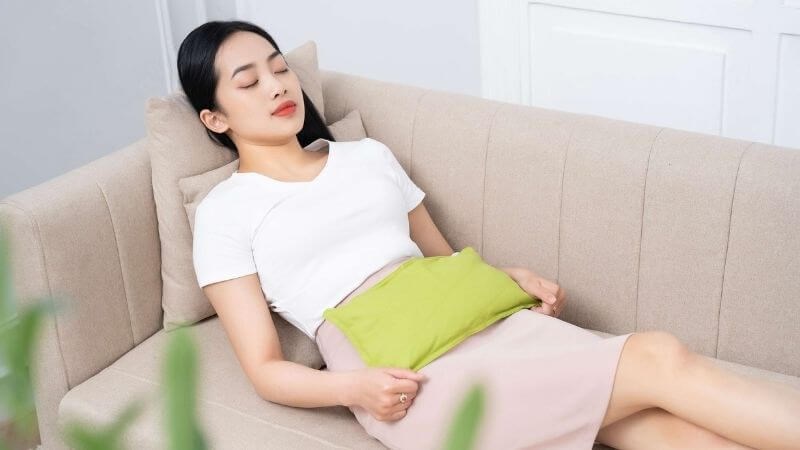 Sử dụng túi chườm ấm có thể ngăn ngừa đau bụng dưới do kinh nguyệt