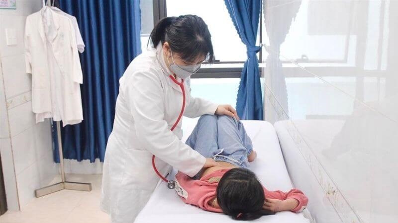Khám bụng có thể giúp bác sĩ chẩn đoán nguyên nhân gây đau bụng dưới
