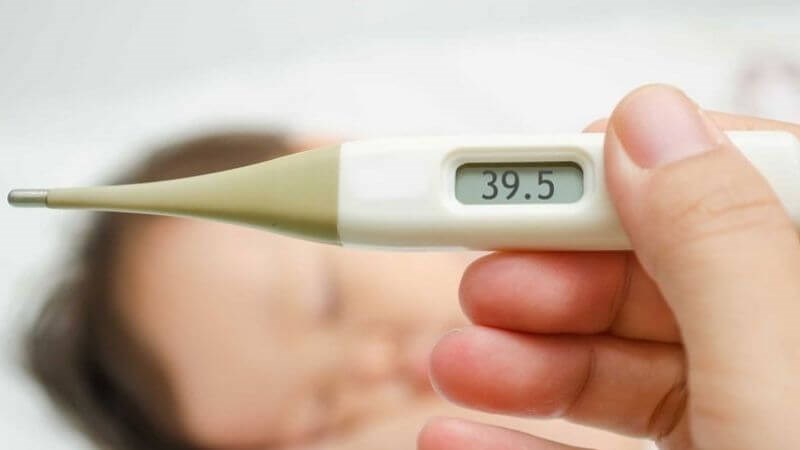 Sốt cao, lơ mơ có thể là dấu hiệu của biến chứng nhiễm trùng huyết