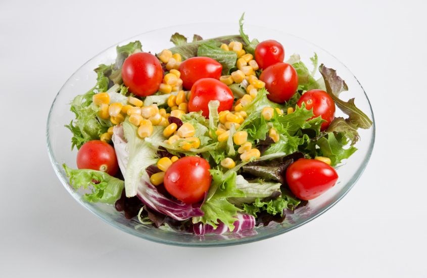 Dầu gạo được sử dụng để trộn với salad Dầu gạo được sử dụng để trộn với salad
