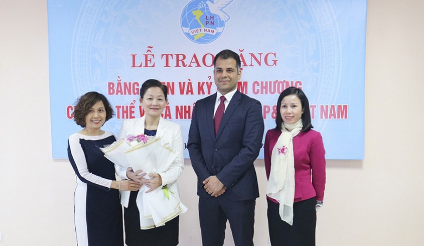 Lễ trao bằng khen của Đoàn Chủ tịch TW Hội LHPN Việt Nam ghi nhận 10 năm đóng góp của công ty P&G Việt Nam