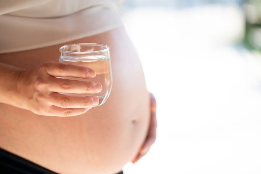 Mẹ bầu cần uống nhiều nước