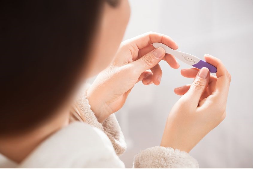 Phương pháp chắc chắn nhất để xác định có em bé là sử dụng que thử thai hoặc siêu âm (Ảnh: Canva)