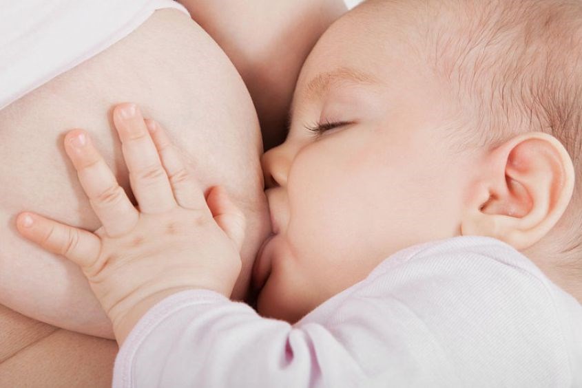 Dấu hiệu mẹ ít sữa giả