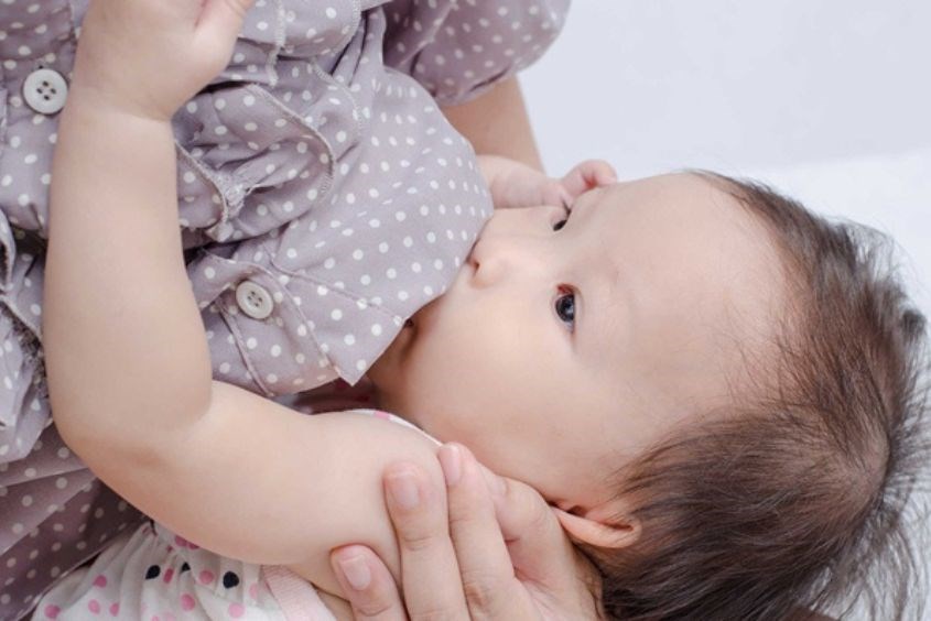 Dấu hiệu mẹ ít sữa