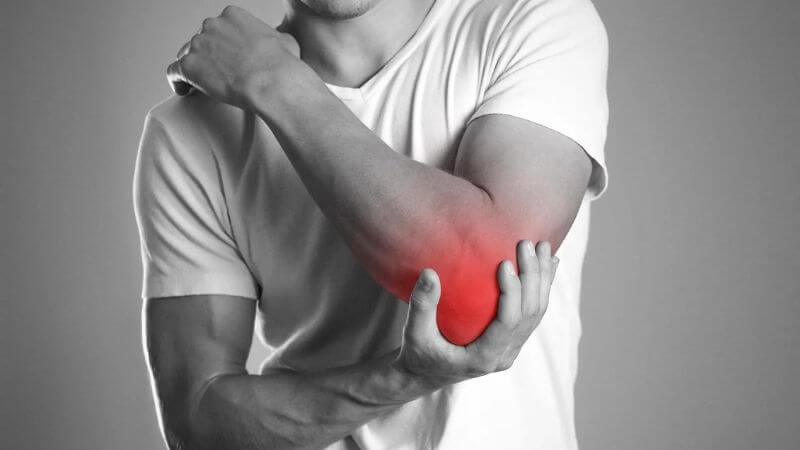 Đau khớp có thể xuất hiện ở nhiều vị trị khác nhau như khuỷu, gối