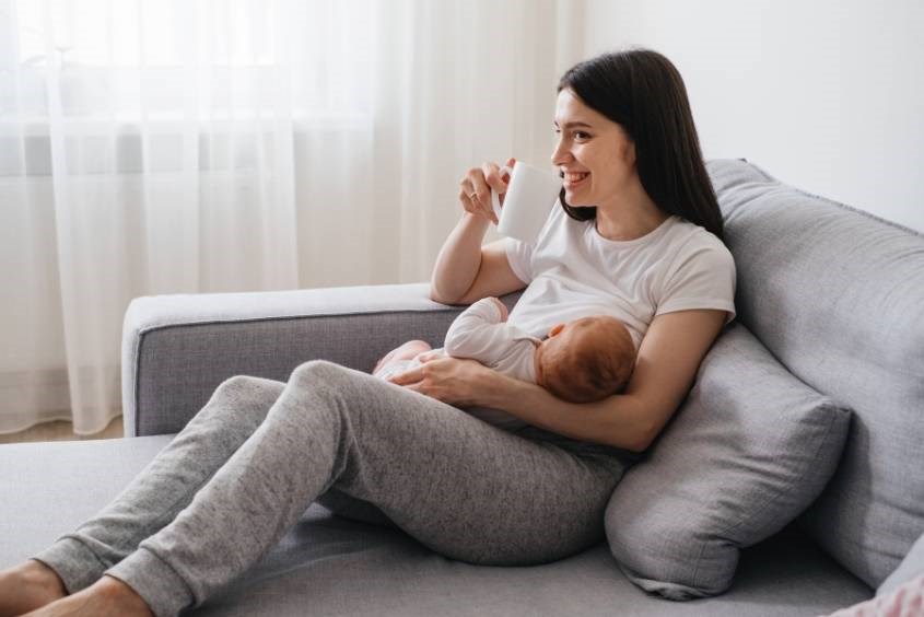 Các mẹ nên điều chỉnh tư thế khi cho con bú (Ảnh: Canva) Các mẹ nên điều chỉnh tư thế khi cho con bú (Ảnh: Canva)