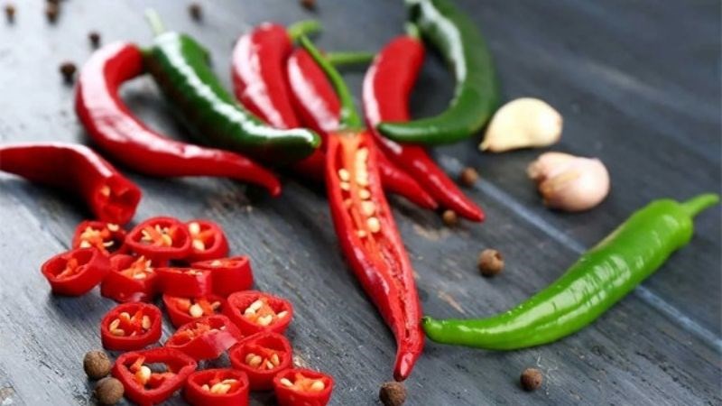 Đồ ăn cay nóng gây kích thích thần kinh thị giác, tăng cảm giác khó chịu ở mắt.