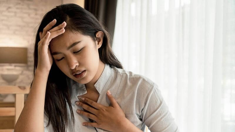 Khó thở là triệu chứng tim mạch thường gặp do Covid-19