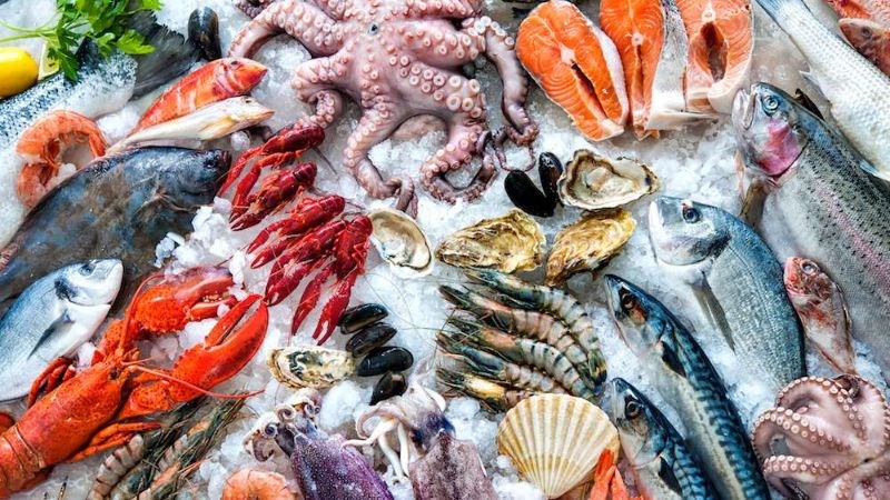 Hải sản có tính hàn nên sẽ làm gia tăng triệu chứng đau nhức xương khớp