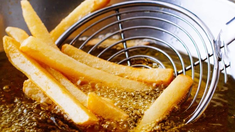 Đồ ăn nhiều dầu mỡ làm tăng nồng độ cholesterol xấu và phản ứng viêm