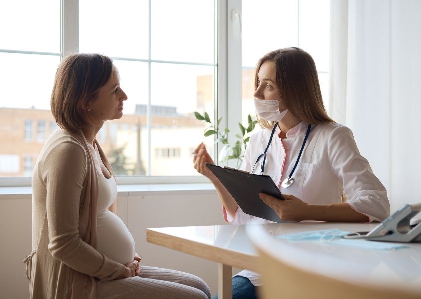 Mẹ có thể dùng thuốc theo hướng dẫn của bác sĩ để trị đau nửa đầu khi mang thai. Nguồn ảnh: canva