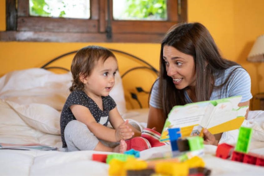 Cùng bé ôn tập thường xuyên để giúp bé đánh vần đúng. Ảnh: iStock