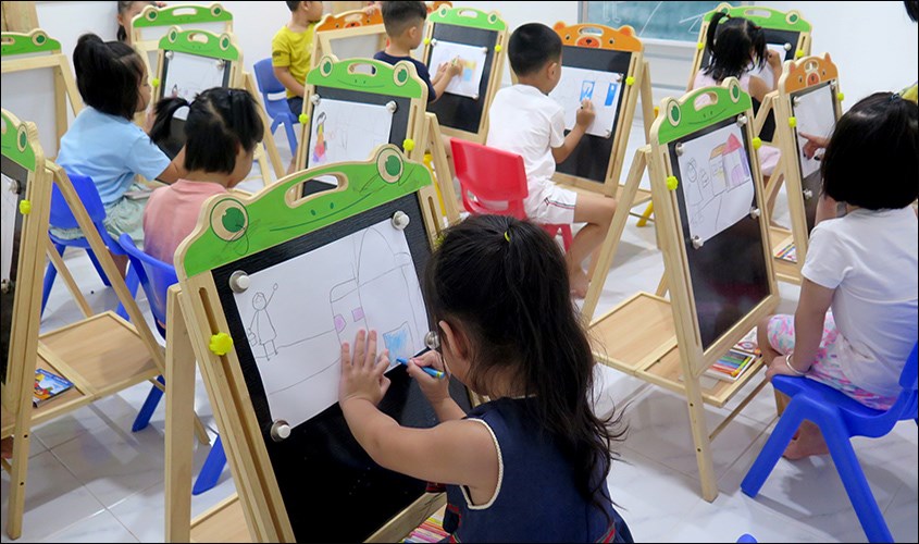 Dạy trẻ em phân biệt sắc tố Lúc tô tranh