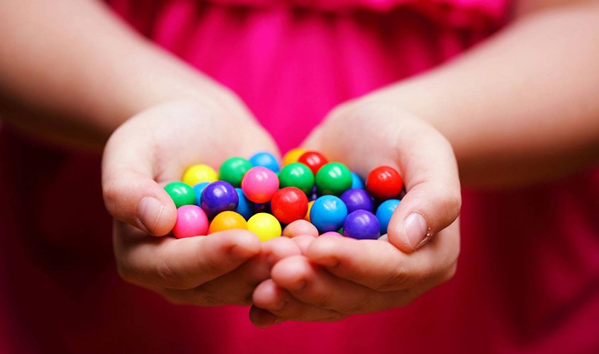 Dạy trẻ em phân biệt sắc tố qua quýt viên kẹo