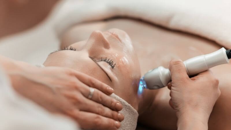 Có thể sử dụng tia laser để điều trị dày sừng nang lông hiệu quả