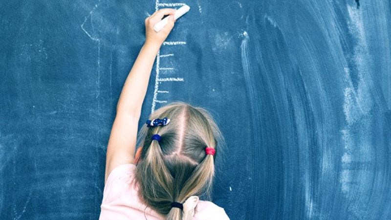 Dậy thì sớm có thể khiến trẻ ngừng phát triển chiều cao sớm