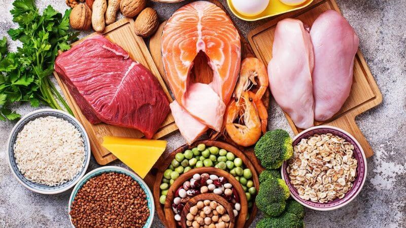 Cho trẻ ăn đầy đủ các chất dinh dưỡng là biện pháp giúp trẻ phát triển khỏe mạnh, ngăn ngừa dậy thì sớm