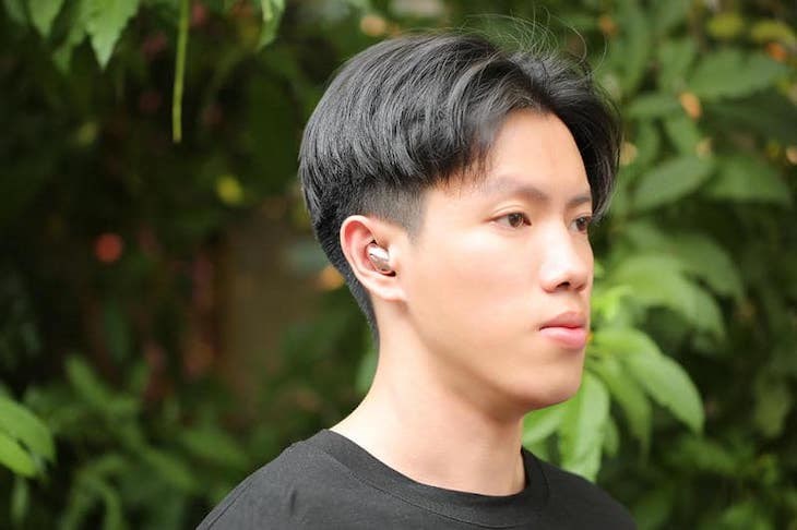 Đặt tai nghe vào khuôn tai của bạn cho vừa vặn 