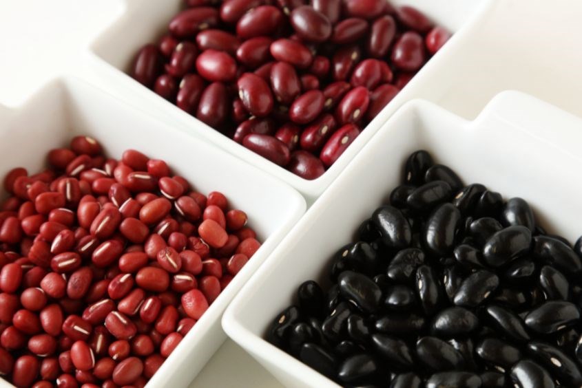 Đậu đen, đậu đỏ rang  giúp ích cho các mẹ trong quá trình sản dịch (Ảnh: Canva)