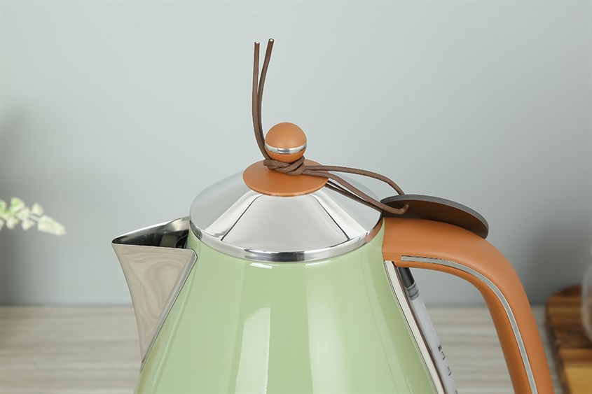 Bình đun Delonghi có màu xanh rêu đẹp mắt, giá thành phù hợp