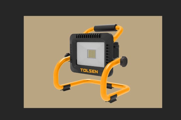 Đèn pin LED Tolsen 87312 20W (không kèm pin sạc) sở hữu thiết kế hiện đại với sắc đen - vàng nổi bật