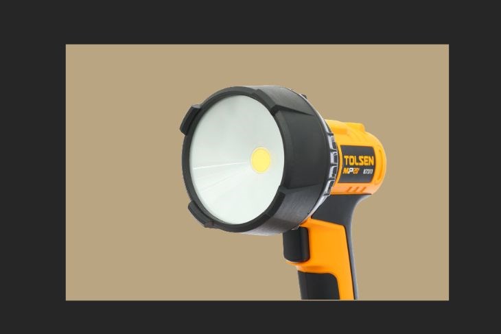 Đèn pin LED Tolsen 87311 10W (không kèm pin sạc) sở hữu ánh sáng an toàn cho mắt