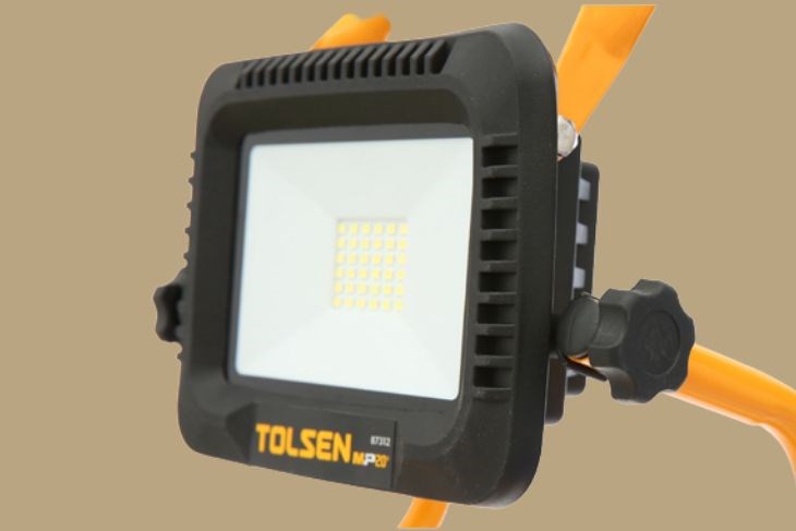 Đèn pin LED Tolsen có thể chiếu sáng liên tục trong 3 giờ, không bị gián đoạn khi sử dụng
