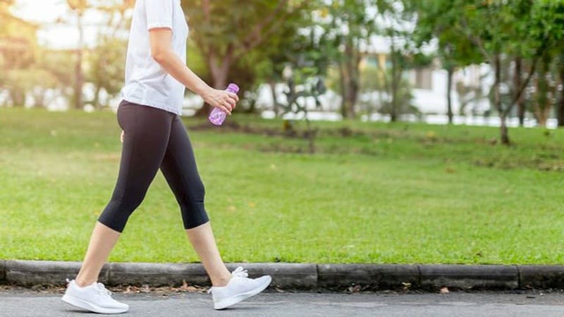 Vận động đi bộ nhẹ nhàng trong ngày nhằm hỗ trợ nhu động ruột tốt hơn