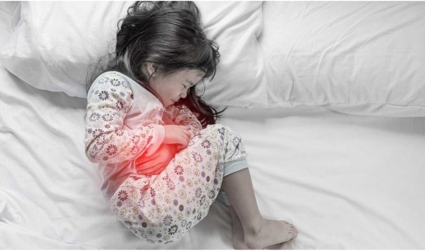 Trẻ bị đau quặn bụng Trẻ bị đau quặn bụng