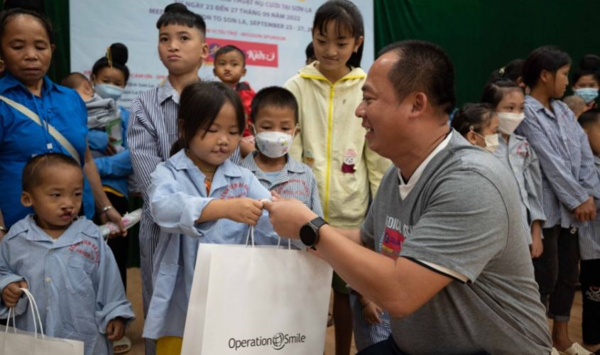 CEO Hiểu Em trao quà cho các em nhỏ