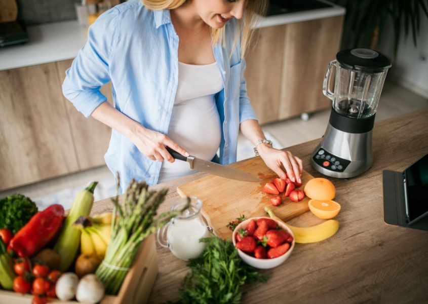 Ăn uống tốt và đảm bảo cân nặng rất cần thiết cho bà bầu