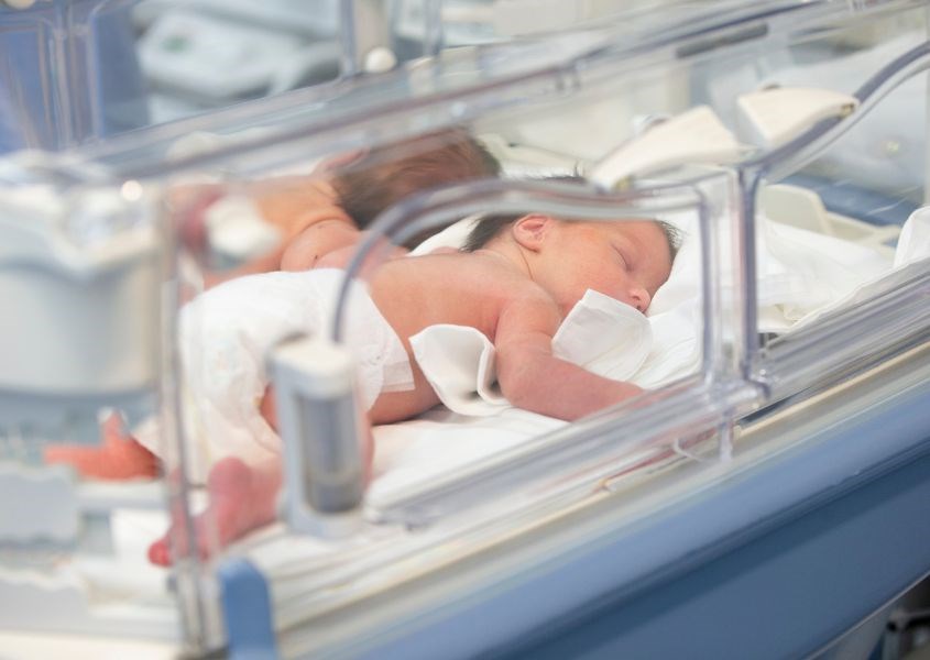 Nguyên nhân dị tật bẩm sinh có thể do bền ngoài hoặc di truyền. Ảnh: canva Nguyên nhân dị tật bẩm sinh có thể do bền ngoài hoặc di truyền. Ảnh: canva