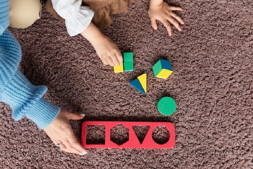 Đồ chơi montessori giúp bé tư duy để ghép thành các khối hình