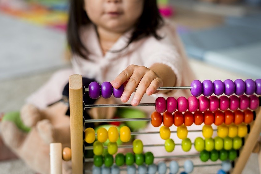 Đồ chơi montessori có màu sắc chân thực dễ nhìn