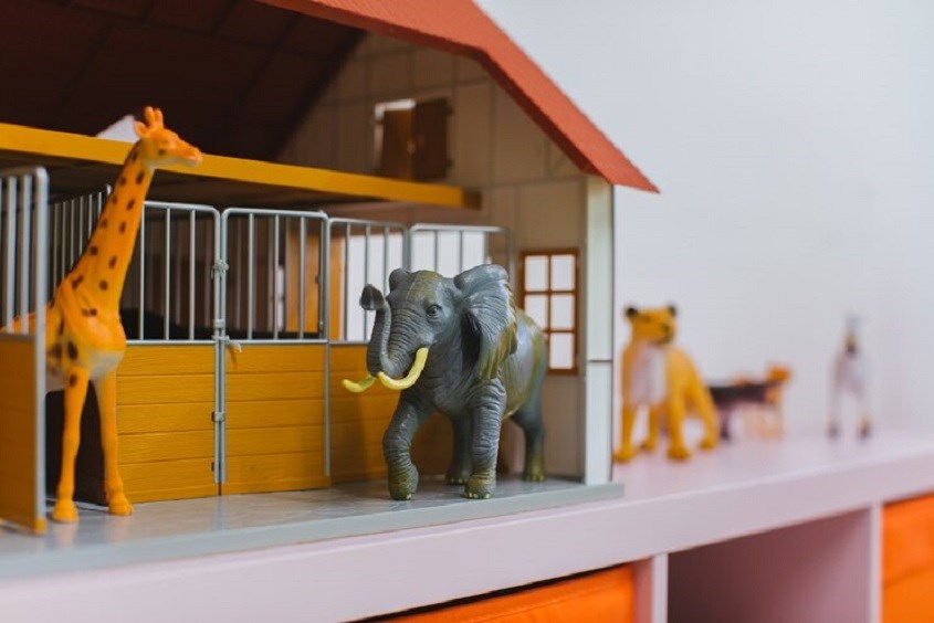 Đồ chơi montessori nhà kho gỗ và động vật