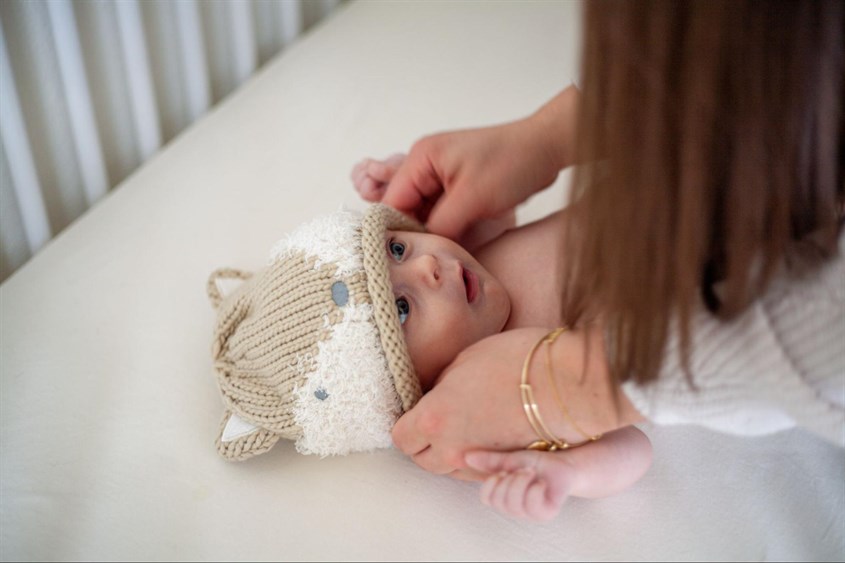 Ba mẹ nên chọn loại mũ có thể che được tai trẻ. Ảnh: unsplash