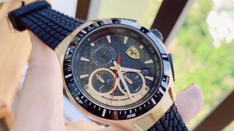 Đồng hồ Scuderia Ferrari nổi bật với chất liệu dây không gỉ, bền lâu