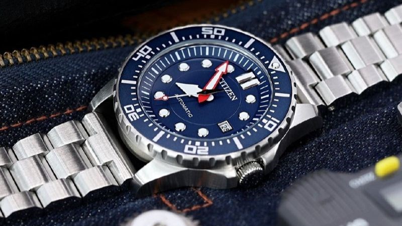  Mẫu cao cấp thì sử dụng dây đeo thép không gỉ và kim loại chắc chắn