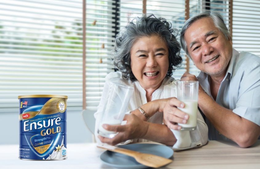 Nên uống 2 ly sữa Ensure Gold cải tiến mới hằng ngày trong vòng từ 8 tuần để tăng cường sức khoẻ khối cơ