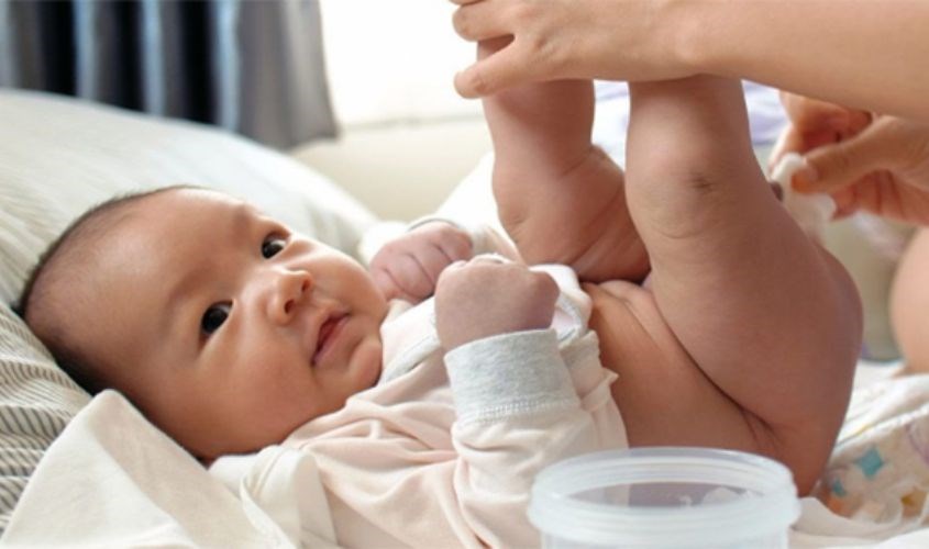 Vệ sinh sạch sẽ khi thay bỉm cho bé làm giảm sự phát triển của vi khuẩn