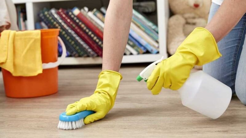 Khử trùng đồ vật tại khu vực chung giúp phòng tránh tay chân miệng
