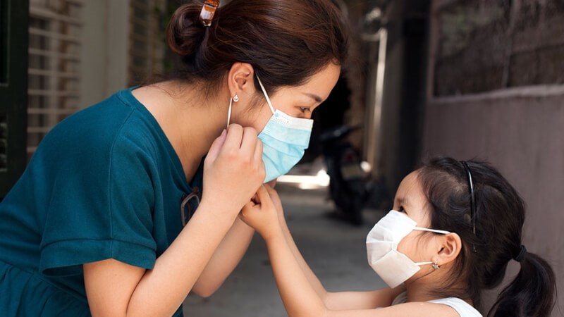 Người bệnh mắc tay chân miệng nên hạn chế tiếp xúc với trẻ nhỏ