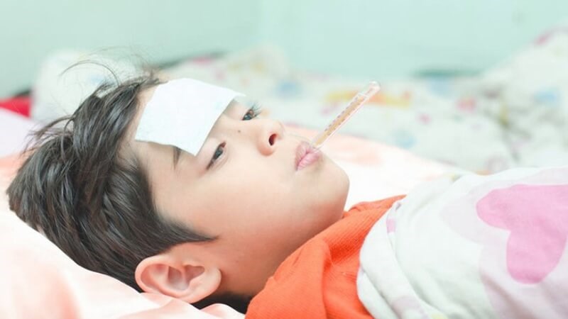 Mẹ có thể hỏi ý kiến bác sĩ liệu trẻ có cần uống thuốc giảm đau hạ sốt hay không