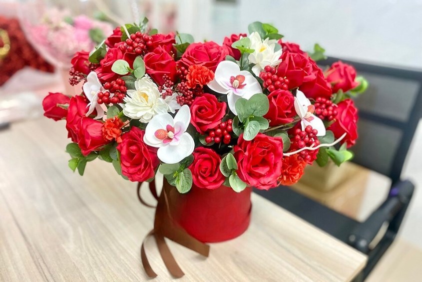 Dùng hoa hồng cắm hoa 20/11